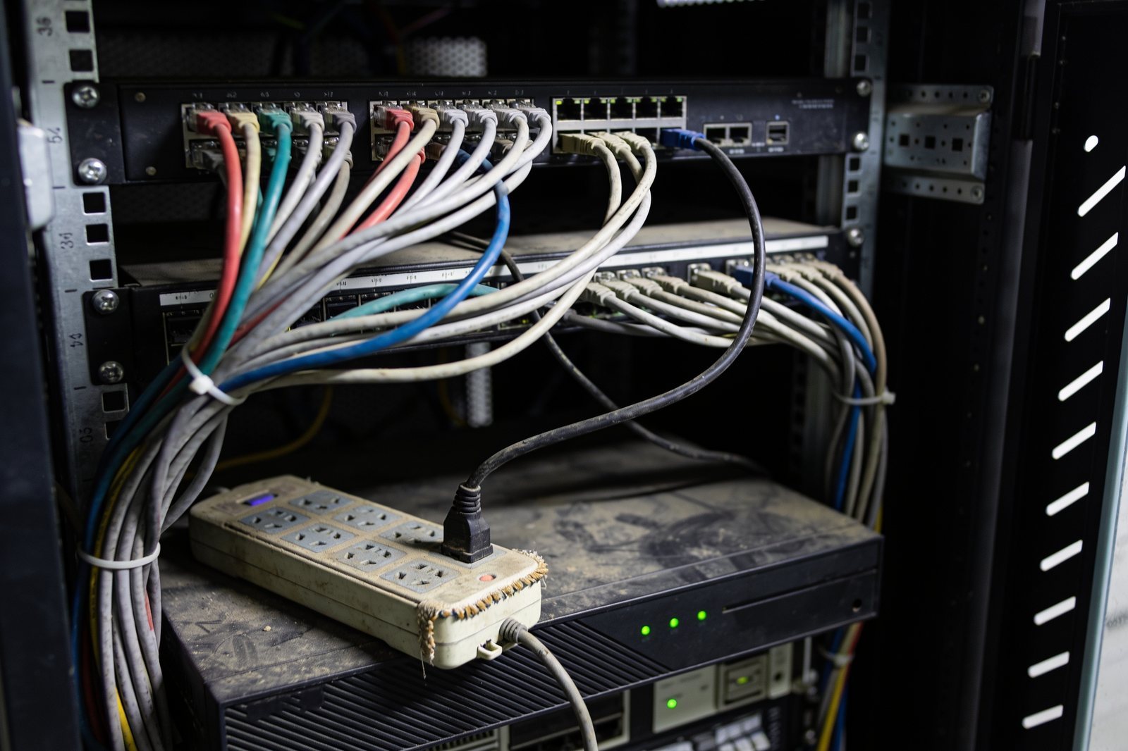 Netzwerkschrank mit gewachsenem Kabelchaos
