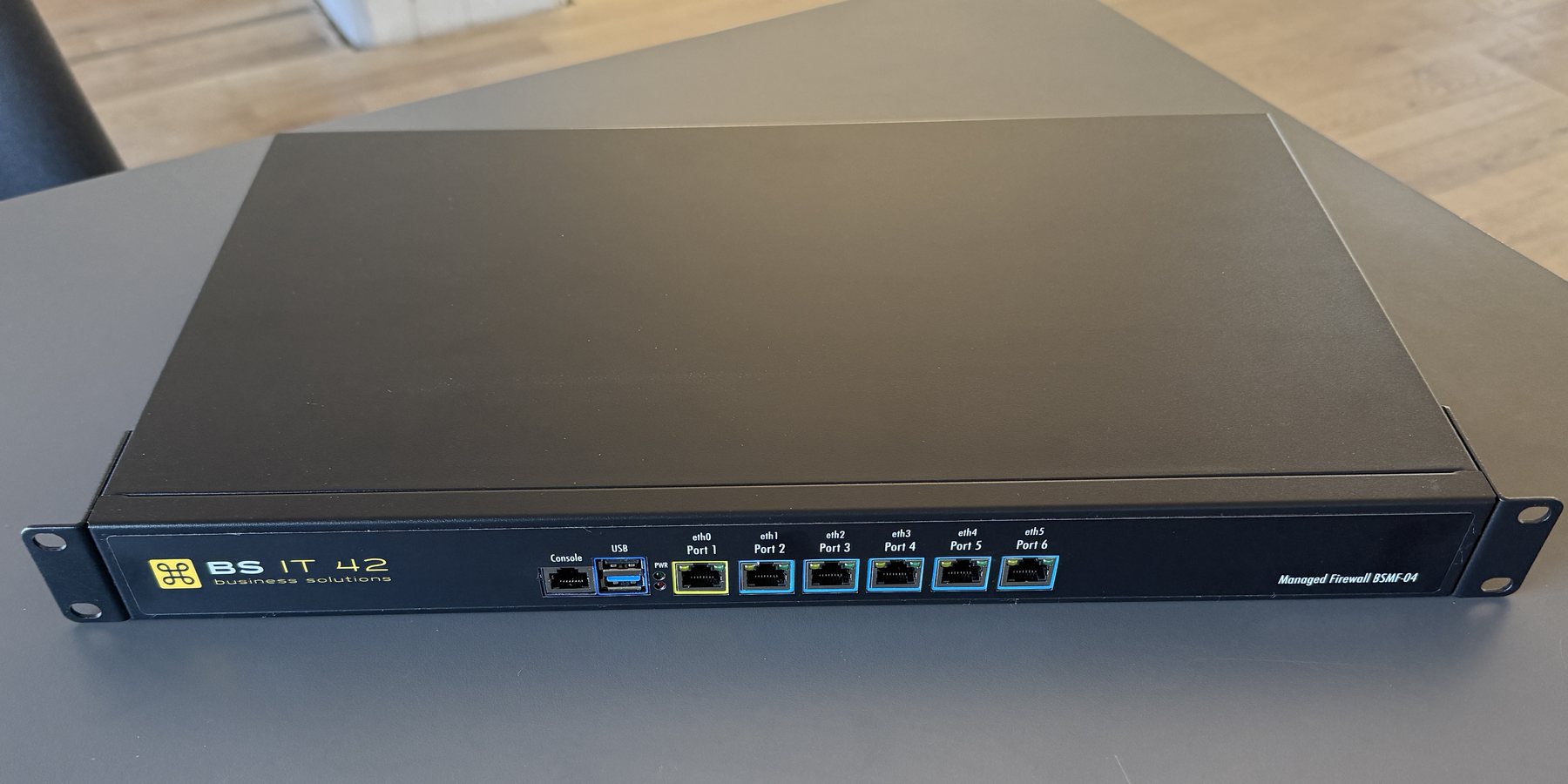 Managed Firewall BSMF-04 von BS IT 42, Frontansicht mit sechs Netzwerkanschlüssen