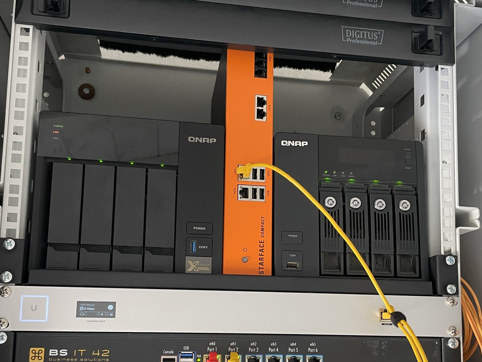 Serverschrank bei einem Kunden mit Datenspeichern, Telefonanlage, Netzwerksteuerung und der Firewall von BS IT 42