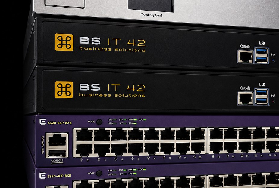 Zwei Managed Firewalls BSMF-04 übereinander im Serverschrank eines Kunden